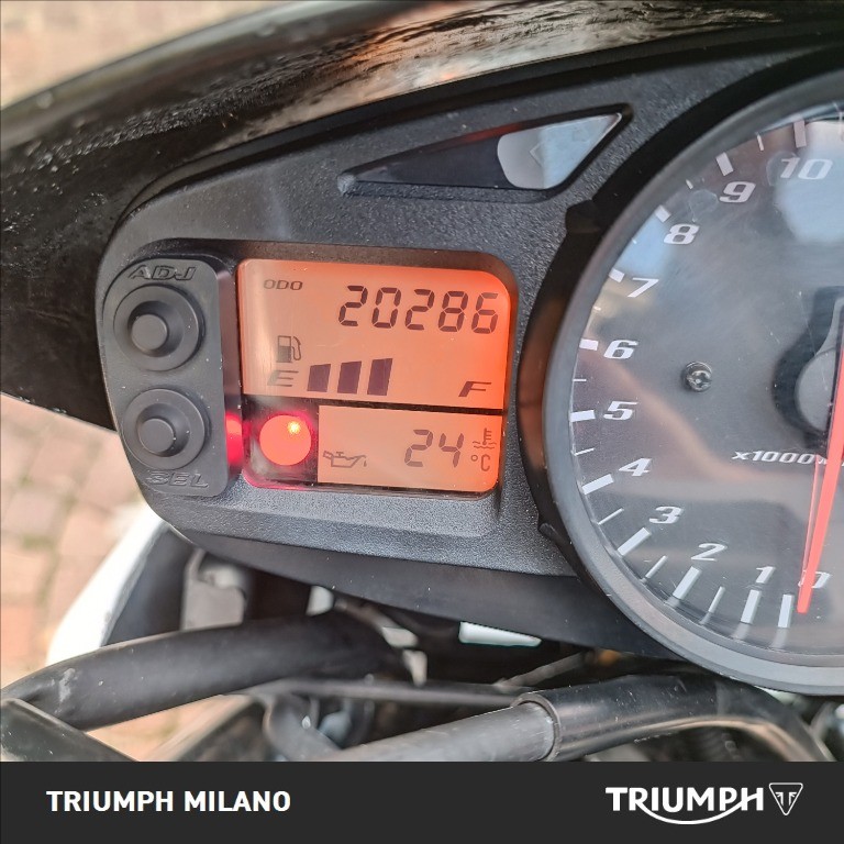 SUZUKI GSR 600 